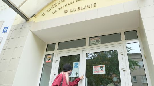 Koronawirus roznosi się po szkołach. Codziennie są chorzy w kolejnych placówkach