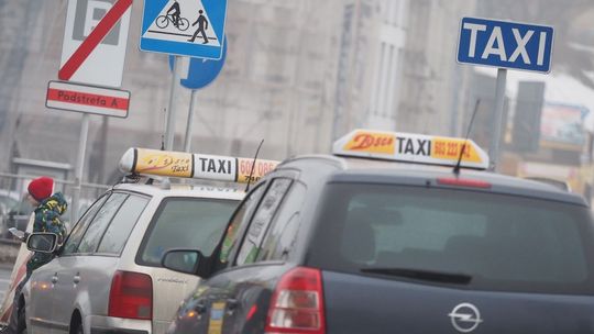 Koronawirus. Seniorzy na szczepienie pojadą taksówką, a zapłaci wójt lub burmistrz