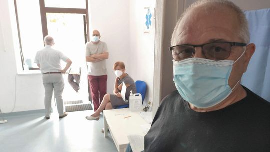 Koronawirus. Seniorzy posłuchali polityków i poszli się zaszczepić. Totalny bałagan