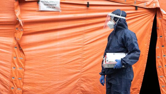 Koronawirus. Spada liczba nowych przypadków. Ale zmarło aż 540 osób