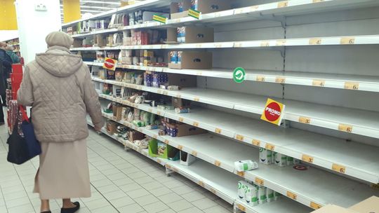 Koronawirus: Towary znikają z półek w lubelskich sklepach. "Takie rzeczy widziałam tylko na zdjęciach z lat 80."