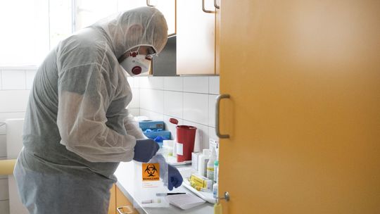 Koronawirus w Lubelskiem: szwalnia, komisariat, gminny dom kultury