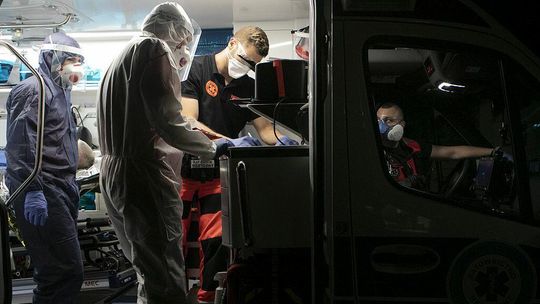  Koronawirus w Polsce. Blisko 77 tysięcy zgonów od początku pandemii