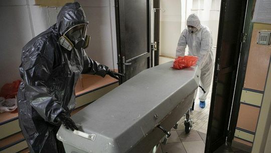 Koronawirus w Polsce. Blisko 800 zgonów. "Rekordowo dużo w obecnej fali"