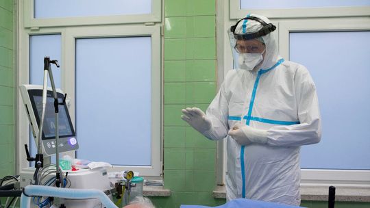 Koronawirus w Polsce. Spadek liczby zakażeń, ale ekspert ocenia, że to szczyt trzeciej fali