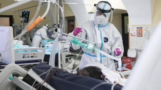 Koronawirus: W szpitalach przebywa 5669 osób, 421 pod respiratorami
