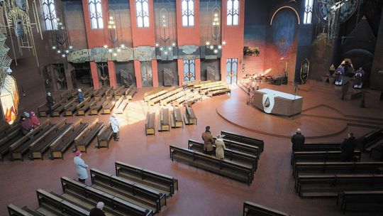 Koronawirus: Wierni zostali w domach. Kościoły w Lublinie świeciły pustkami