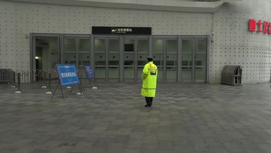 Koronawirus zabił już 56 osób. Wirus z Chin ewoluuje i wzmacnia swoją zdolność do przenoszenia się na kolejne osoby