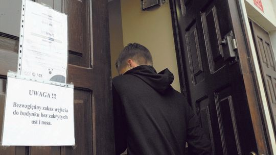 Koronawirus. Zamykają szkoły, bo uczniowie są towarzyscy