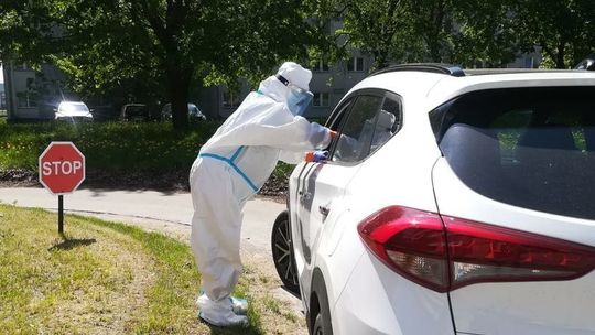 Koronawirus. Znowu problem z testowaniem, ale tym razem z drive-thru