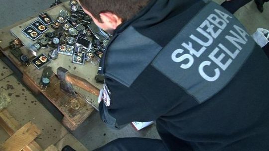 Koroszczyn: Celnicy zniszczyli komunistyczne gadżety (zdjęcia)