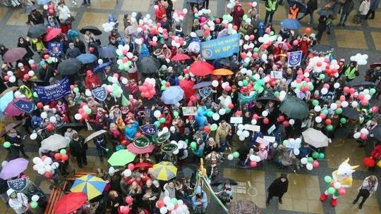 Korowód na zakończenie Tygodnia Dialogu Międzypokoleniowego w Lublinie