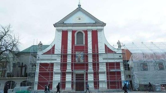 Kościół przy deptaku w nowych barwach. Co mówią mieszkańcy? [wideo]