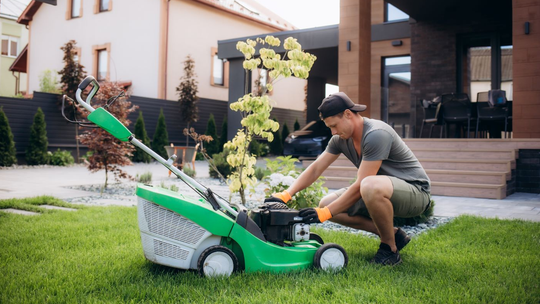 Kosiarka spalinowa w ogrodzie – wygoda w czystej postaci