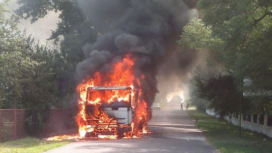 Kostomłoty: Spłonęła ciężarówka przewożąca mrożonki (zdjęcia)