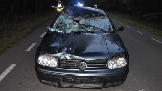 Koszmarny wypadek matki z dwójką dzieci. W jadących rowerem wjechał samochód