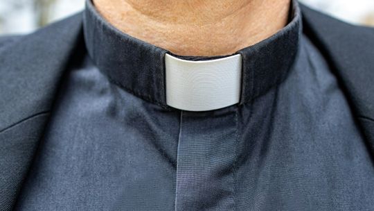 Koszule kapłańskie w codziennym użytkowaniu: wygoda, styl i tradycja