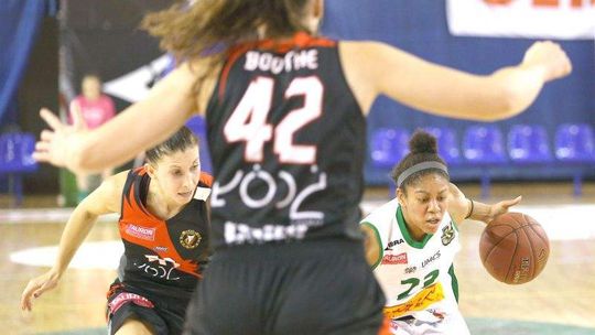 Koszykarki Pszczółki AZS UMCS Lublin ograły w hali MOSiR Widzew Łódź 70:53. Statuetka dla sponsora