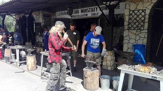 Kowale w Wojciechowie. Trwają warszaty. Od piątku targi sztuki kowalskiej