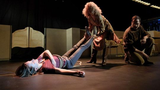 "Kowboje" w Teatrze Osterwy. Brutalna gra w szkolnej rzeczywistości