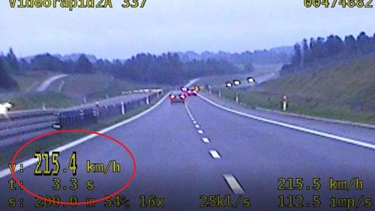 Kozak na S19 koło Kraśnika. Skodą 215 km/h. Nagranie z radiowozu