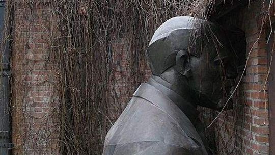 Kozłówka: Zimą odnowią 2-metrowego Lenina