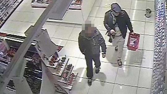 Kradł perfumy w galerii. Szuka go policja