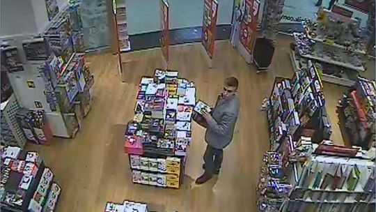 Kradli gry komputerowe. Policja pokazuje nagranie z monitoringu (wideo)