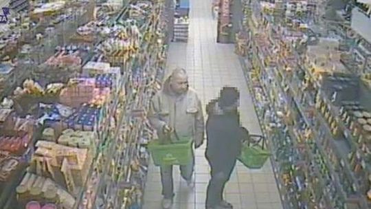 Kradli kawę w markecie. Jeden wpadł, drugiego szukają