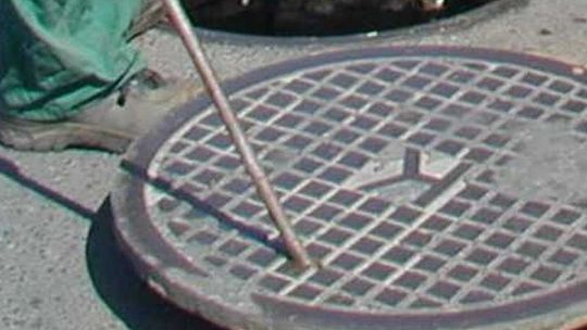 Kradli kratki kanalizacyjne i sprzedawali na złom 