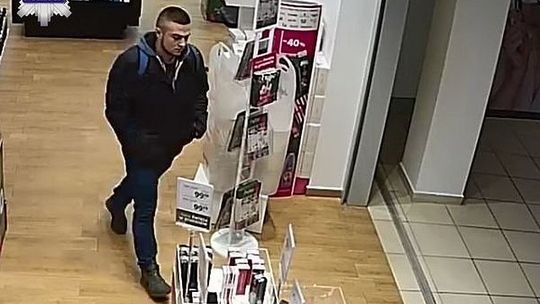 Kradzież kosmetyków w Puławach. Policja poszukuje sprawców i publikuje ich wizerunki