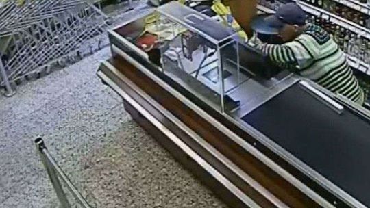 Kradzież pieniędzy ze sklepu w Lublinie. Policja szuka sprawców