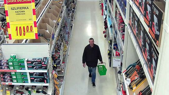Kradzież w markecie budowanym. Policja szuka sprawcy