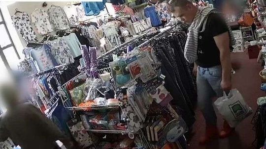 Kradzież w sklepie. Policja publikuje nagranie z monitoringu