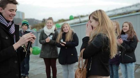 Krąg Życzliwości zadziałał. Oświadczyny na dachu centrum handlowego (zdjęcia)