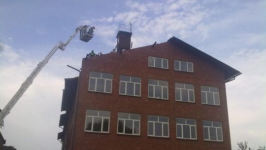 Krajobraz po burzy: Powalone konary, uszkodzone dachy