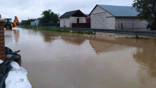 Krajobraz po nawałnicy. Błotnista rzeka zalała wioski
