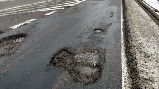 Krajowa droga dziurawa jak sito. Drogowcy obiecują: naprawimy