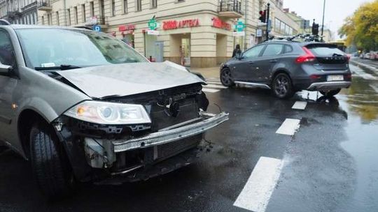 Krakowskie Przedmieście: Autobus zderzył się z samochodem osobowym