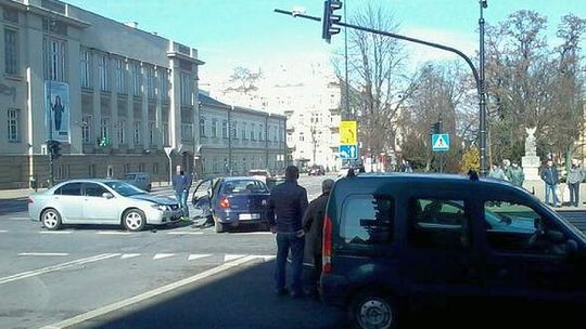 Krakowskie Przedmieście. Uderzył w samochód, którym jechali policjanci