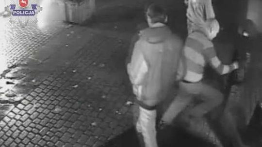 Krakowskie Przedmieście: Zniszczył drzwi wejściowe do klubu (wideo)