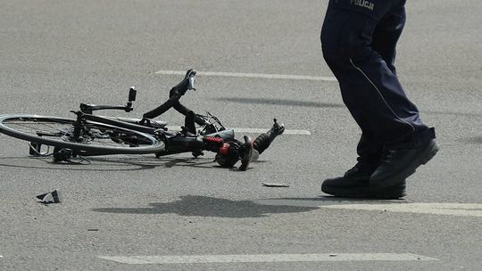 Kraksa na skrzyżowaniu. Rowerzystka wymusiła pierwszeństwo na innej rowerzystce