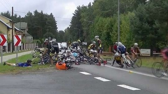 Kraksa podczas wyścigu kolarskiego w Biłgoraju (wideo)