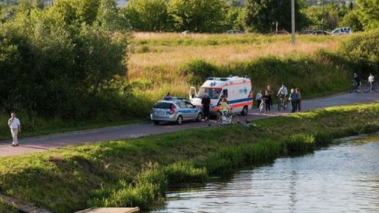 Kraksa z udziałem rowerzystów nad Zalewem Zemborzyckim