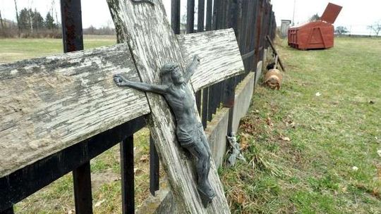 Krasienin: Parafia bez umowy na odbiór śmieci. Odpady były zakopywane?