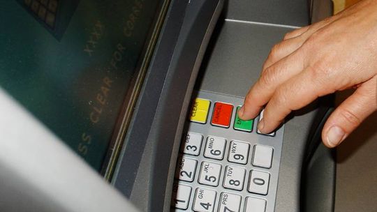 Kraśniczyn: Rozbój przy bankomacie. Pobili i okradli 34-latka