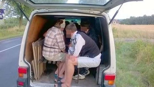 Kraśnik: 14 osób w dostawczym busie. Siedzieli jeden na drugim
