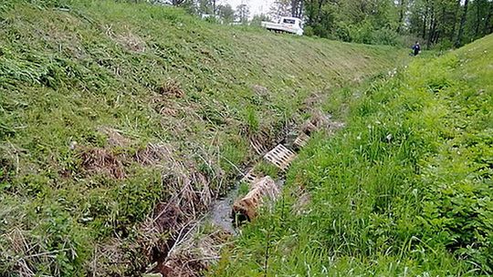 Kraśnik: Mniej wody w zalewie przez pęknięty wał