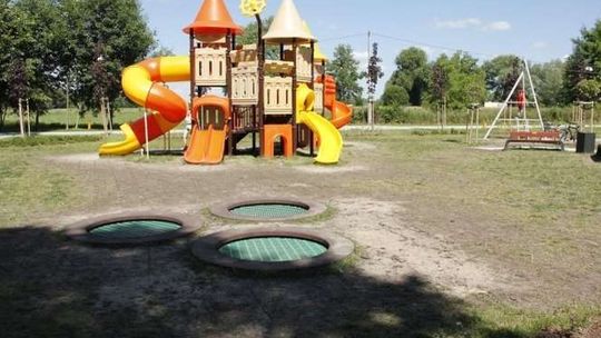 Kraśnik: Plac zabaw na podmokłym terenie, dzieci toną w błocie