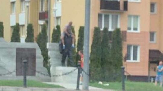 Kraśnik. Policja szuka mężczyzny "ujeżdżającego pomnik"